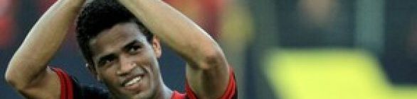 Lateral Léo falta treino e pode ser punido no Vitória