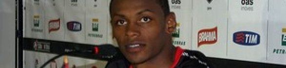 Novo lateral chega e já começa a trabalhar no Vitória