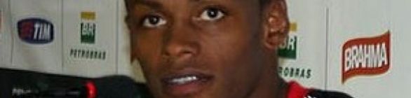 Estreante Dener promete simplicidade para ajudar ao Vitória