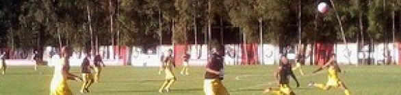 Com Dener entre titulares, Carpegiani treina compactação e posse de bola