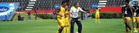 Carpegiani ajusta posicionamento e Neto Baiano treina em separado