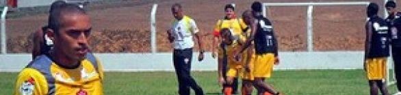 Em dúvida para montar ataque, Carpegiani admite escalar trio na frente