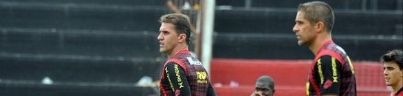 Lembra dele? Ex-Barcelona, Sylvinho busca se firmar como auxiliar técnico