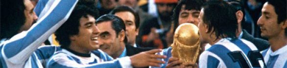 Os argentinos comemoram hoje seu primeiro título mundial de futebol.