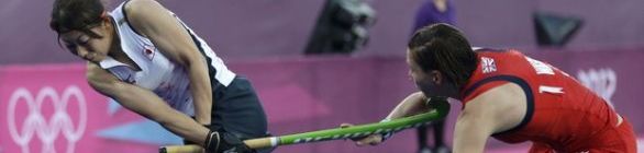 Jogadora de hóquei sobre a grama é hospitalizada após tacada no rosto