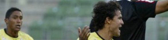 Jogadores do Vitória comemoram mais um triunfo fora de casa