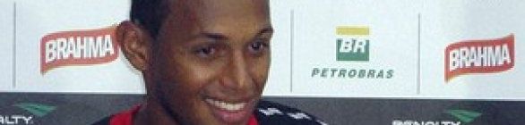 Gilson comemora dia de artilheiro e explica dedicatória no gol sobre o Boa