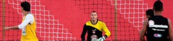 No Barradão, Carpegiani comanda treino alemão