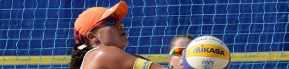 Dupla supera nervosismo da estreia e vai às quartas no vôlei de praia