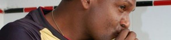 Tatau visita Vitória, posa com nova camisa e quer festa do acesso