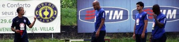 Defensor do elenco, Jorginho utilizou 24 atletas em nove jogos pela Série A