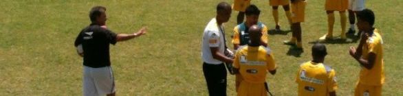 Ricardo Silva testa Vitória com três volantes em coletivo tático