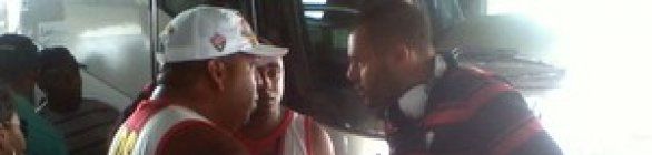 Revoltados, torcedores do Vitória agridem jogador no embarque