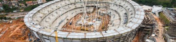 Operários iniciam escavação para o plantio do gramado na Fonte Nova