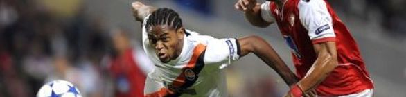 Uefa abre processo disciplinar contra Luiz Adriano por gol polêmico