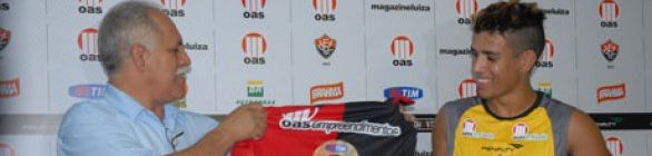 Meia Vander é apresentado pelo Vitória