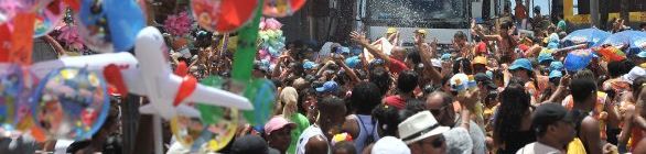 FLASH: Bloco Happy abre segundo dia de Carnaval na Barra