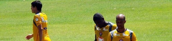 Com elenco reforçado, Caio Júnior comanda treino técnico na Toca