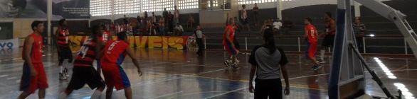 BASQUETE MASCULINO - VITÓRIA/F2J VENCE E FICA A UM JOGO DO TÍTULO