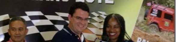 Roberto Cunha recebe premiação da Federação de Automobilismo da Bahia.