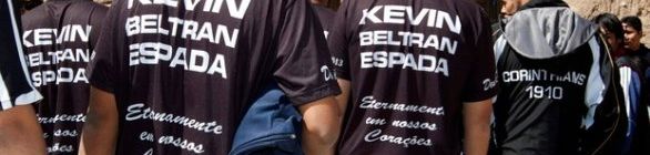 Corintianos presos jogam bola com camisa em homenagem a Kevin