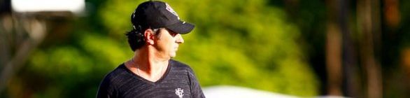 Caio Junior elogia regularidade do time e lamenta lesão de Leilson