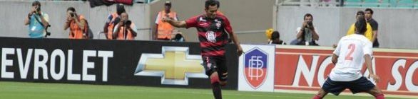 Ao som da caxirola, Vitória derrota o Bahia e mantém tabu diante do rival