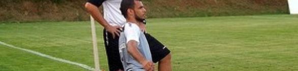 Sem três titulares, Caio Junior comanda atividade com bola na Toca