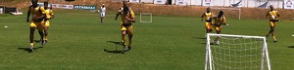 Jogadores do Vitória suam a camisa em segundo treino do dia na Toca