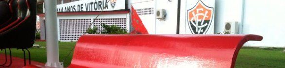 Para atender emenda da Fifa, Vitória improvisa e instala banco provisório