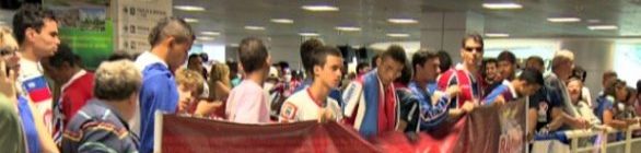 Torcida faz festa no aeroporto para recepcionar jogadores do Bahia