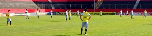 Com desfalques, Caio Junior realiza trabalho tático no Barradão