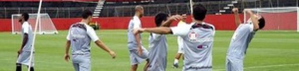 Em campo coberto de grama sintética, Vitória treina para enfrentar o Coritiba