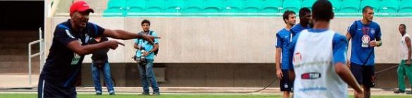 Cristóvão faz mistério e não revela lateral titular para quarta-feira