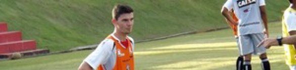 Estreia relâmpago: Luiz Gustavo quer agarrar chance com 'unhas e dentes