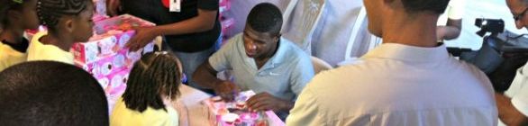 Feijão distribui brinquedos e faz a alegria de crianças em Salvador