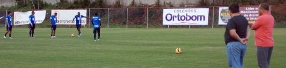 Sob pressão: com diretor na beira do campo, elenco tricolor ajusta defesa