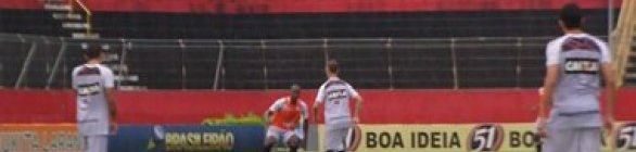 Debaixo de chuva, Vitória faz treino técnico e tático no Barradão