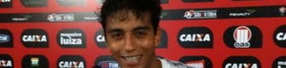 Confiante no grupo do Vitória, Lucas Zen é apresentado na Toca do Leão