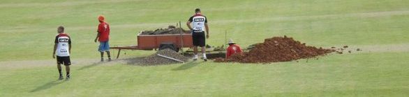 Areia, cimento, brita e operários: obras no Barradão são iniciadas