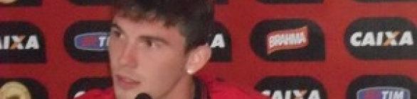 Luiz Gustavo não vê problema em novo esquema e garante motivação 