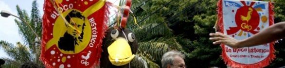 Pelo 5º ano, Bloco do Galo desfila protesto e irreverência na Mudança do Garcia