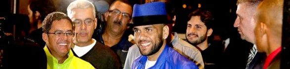 Neymar prefere o silêncio, e Dani Alves chega à África de cartola azul