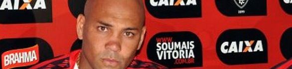 Souza marca em coletivo, e reservas empatam com titulares do Vitória