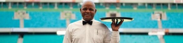 A 79 dias da Copa do Mundo da FIFA conheça o garçom para quem os legados.