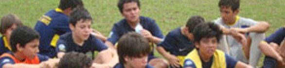 Coordenador do Boca Juniors seleciona alunos de escolinha de futebol em Feira