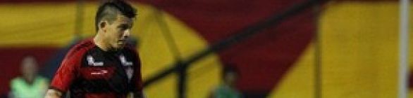 Lateral Ayrton destaca importância da vantagem, mas quer Vitória no ataque