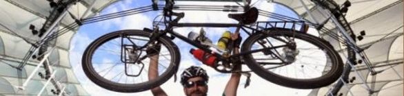 Britânico Andy Smith chega à Itaipava Arena Fonte Nova de bicicleta e se encanta