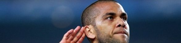 'Tenho que rir desses retardados', diz Daniel Alves, após comer banana