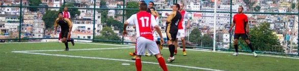 Com jogos durante o dia, Rocinha dribla violência na sua Copa do Mundo